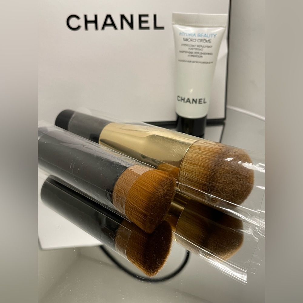 Chanel make up bundle – two Chanel brushes and Hydra beauty sample